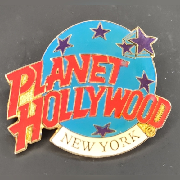 NEW YORK CITY USA PLANET HOLLYWOOD MOVIE STARS MID BLUE GLOBE CLASSIC LOGO‎ PIN - Picture 1 of 3